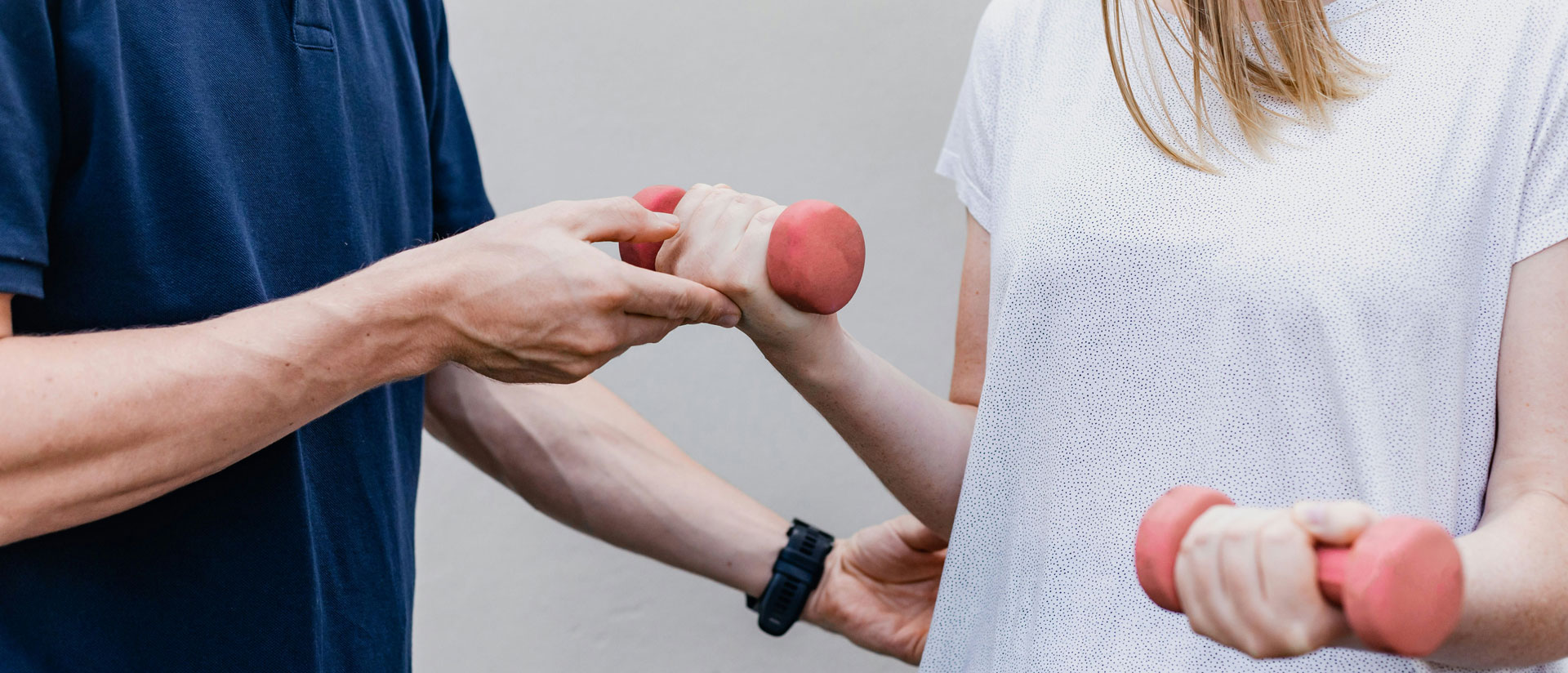 Physiotherapeut bei der Arbeit mit Patientin in Graz